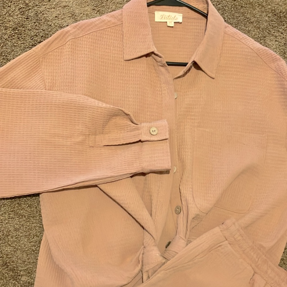 LISTICLE.  TWO PIECE SHORT SET. L/S BLOUSE AND SHORTS. SIZE MEDIUM. SALMON COLOR - Picture 6 of 11